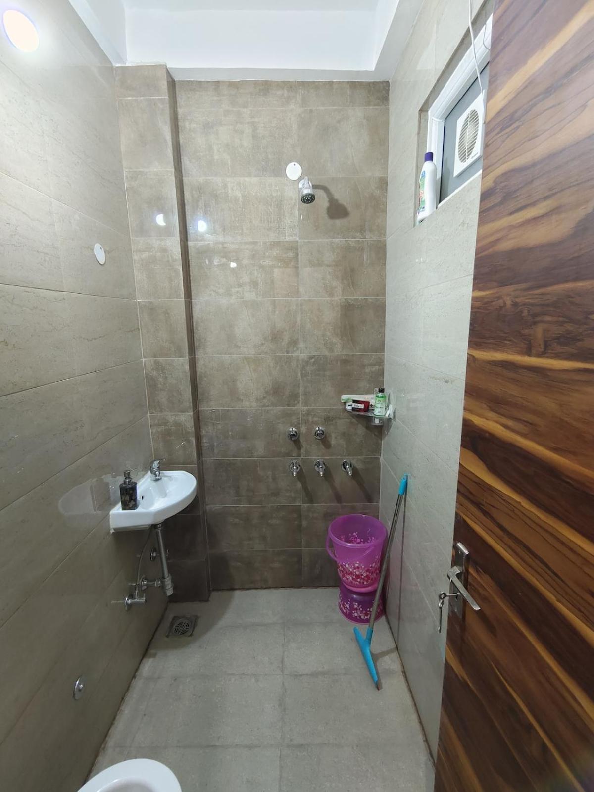 Apartment Pearl - 1 Bhk Flat Near Beautiful & Golf Course New Delhi