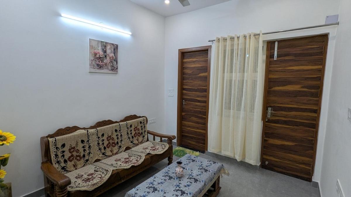 Pearl - 1 Bhk Flat Near Beautiful & Golf Course * New Delhi
